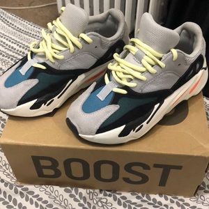 Yeezy Boost Wave runners  700